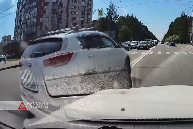 Женщина на Kia Sportage скрылась с места ДТП в Петербурге