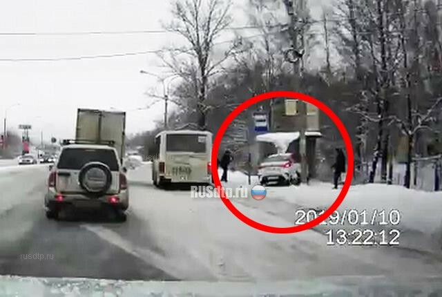 В Петербурге таксист сбил пешехода и врезался в остановку. ВИДЕО 