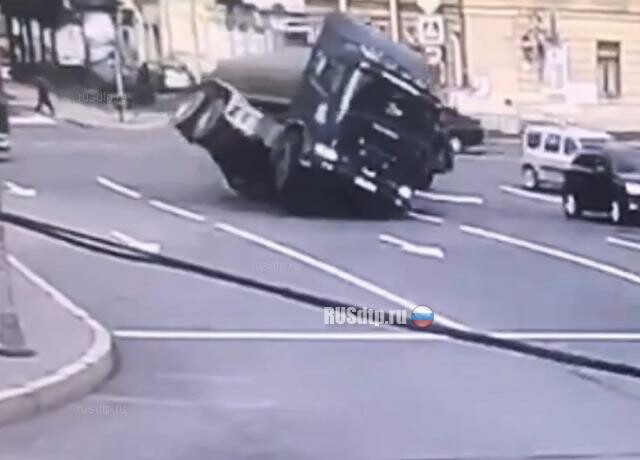 В Петербурге вновь опрокинулся грузовик
