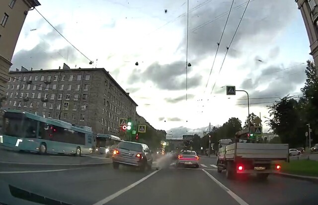«Дышал, но был без сознания»: мотоциклист столкнулся с двумя автомобилями в Петербурге