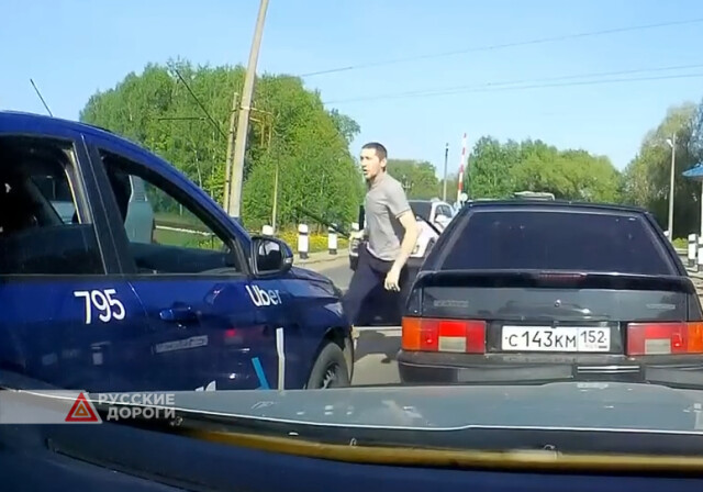 Под Нижним Новгородом водитель наказал наглого таксиста 