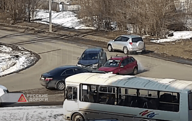 Три автомобиля не поделили перекресток в Бийске 