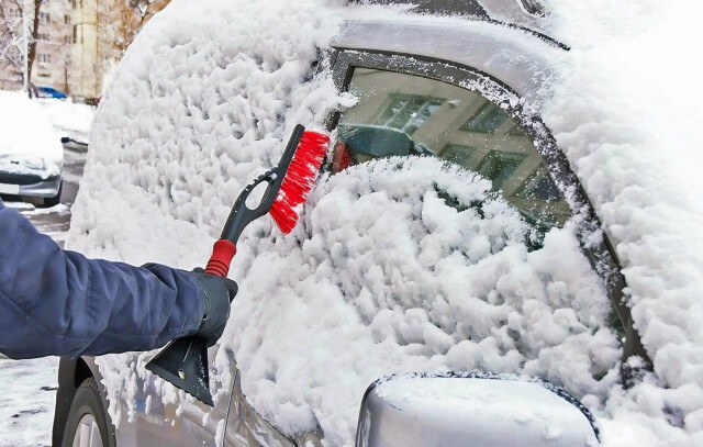 Что ни в коем случае нельзя делать при очистке автомобиля от снега и льда 