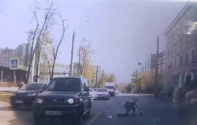 В Ижевске подросток попал под колеса машины и сбежал