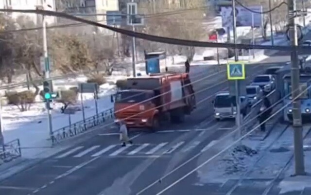 В Улан-Удэ женщина пыталась перебежать дорогу на красный и попала под колеса мусоровоза 