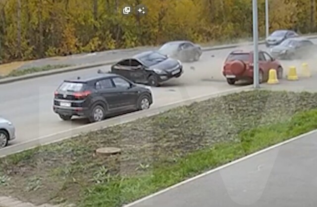 В Уфе лихач на «Солярисе» выехал на встречную полосу и столкнулся с двумя автомобилями 