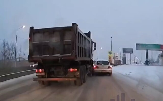Авария на Северном шоссе в Красноярске: водитель самосвала не заметил «мелкого» 