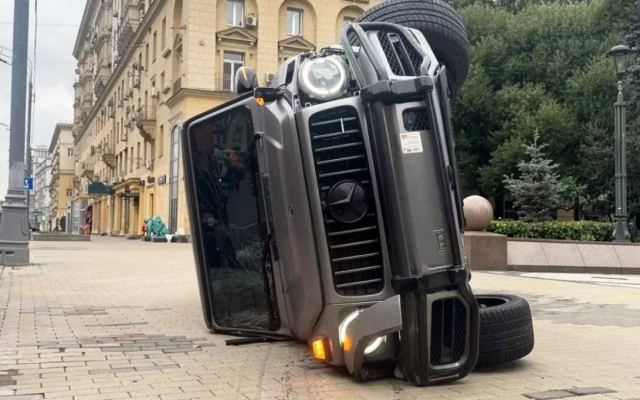 «Гелендваген» опрокинулся и вылетел на тротуар в результате ДТП на Кутузовском проспекте в Москве