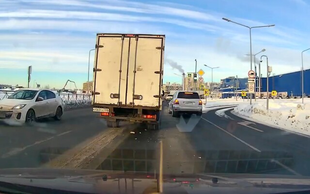 ДТП под Петербургом: водитель «Мерседеса» подлез под «Газель» 