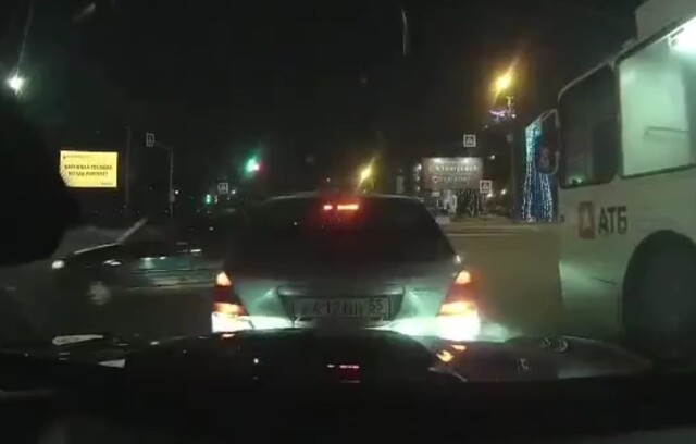 Спорная ситуация на перекрестке в Омске. Кто виноват в ДТП?
