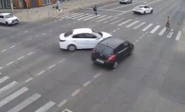 «Пешеходам повезло»: два автомобиля столкнулись на перекрестке в Краснодаре 