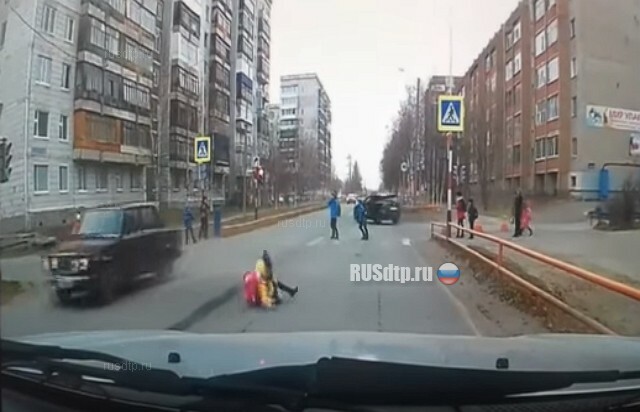 Дети переходили дорогу