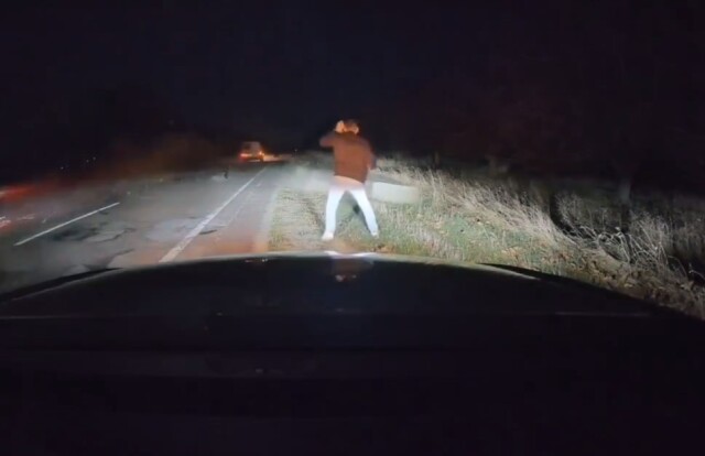 На Кубани отлетевшее колесо едва не покалечило стоящих на обочине людей 