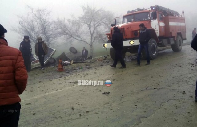 В Дагестане при столкновении трех автомобилей погибли 7 человек 