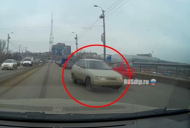 «Лада» с невменяемым водителем попала в ДТП на мосту 60-летия ВЛКСМ в Омске