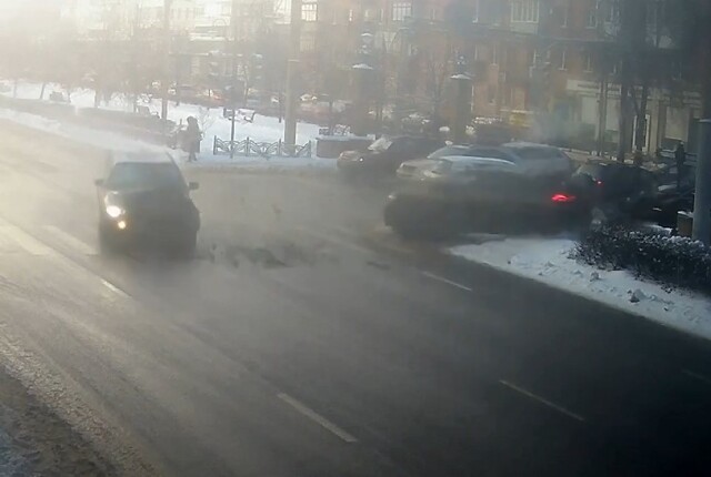 BMW сбил двух женщин в результате ДТП на перекрестке в Воронеже 