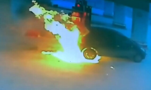 В Якутске на АЗС загорелся легковой автомобиль Toyota Vitz