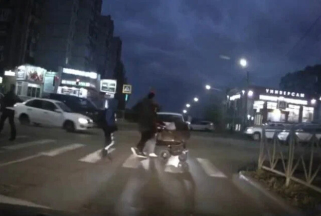 В Костроме таксист наехал на семейную пару с коляской 