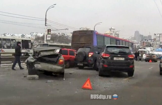 Массовое ДТП в Воронеже. На Чернавском мосту столкнулись 9 автомобилей 