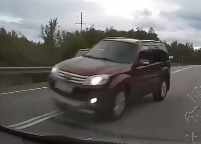 Авария в Североморске: водитель внедорожника пошел на обгон и подрезал встречный автомобиль