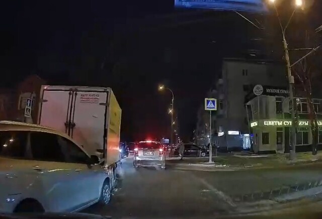 Два легковых автомобиля и «Газель» столкнулись на перекрестке в Томске