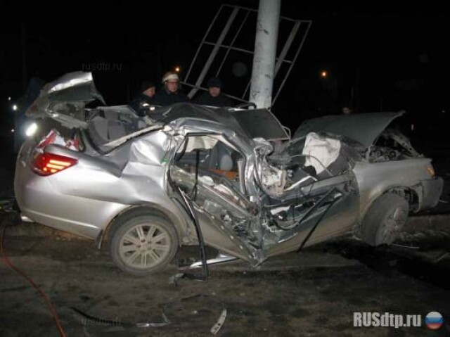 В Луганске Тойота налетела на столб 