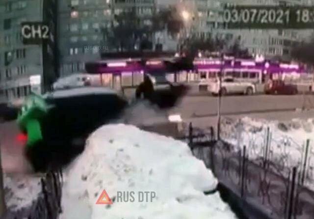Автомобиль сбил пешеходов на остановке в Красноярске. ВИДЕО