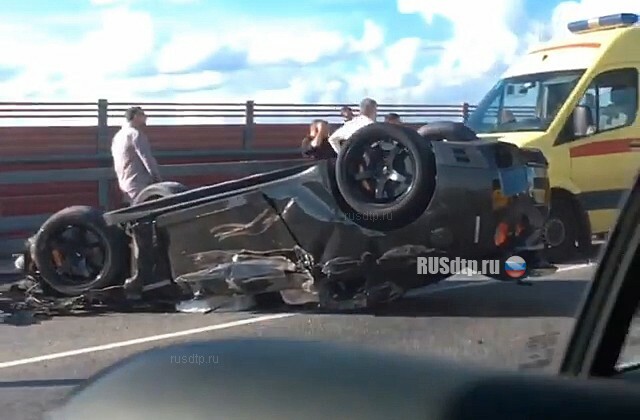 Спорткар «Nissan GT-R» перевернулся на Живописном мосту в Москве 