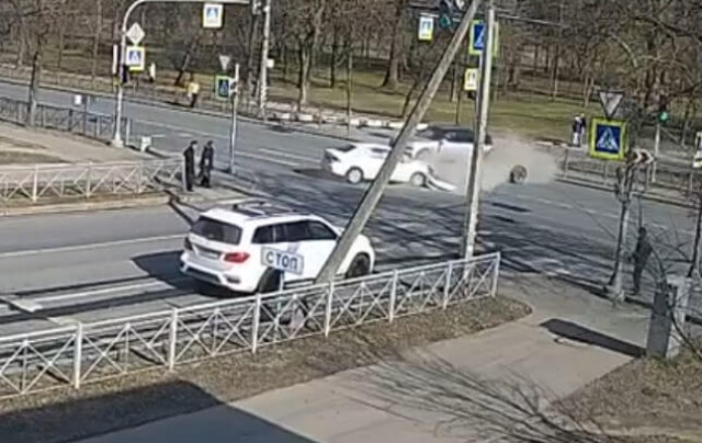 Премиальный китайский кроссовер Lynk & Co разбили на перекрестке в Красном Селе 