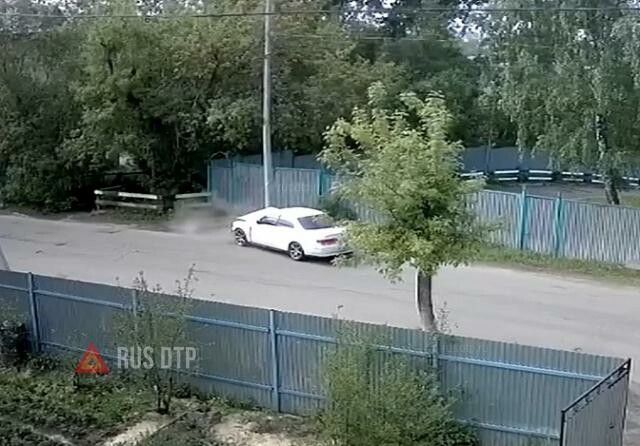 Автомобиль врезался в столб в Томске