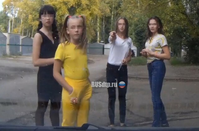 В Омске девочки-подростки пытались взломать припакрованную во дворе машину