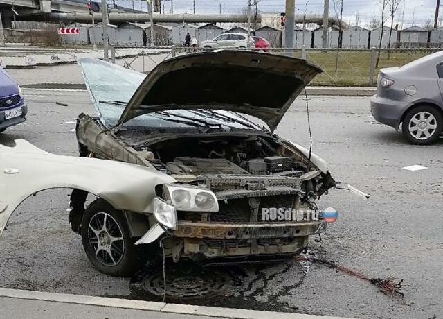 Hyundai разорвало на части на Суздальском проспекте. ВИДЕО 