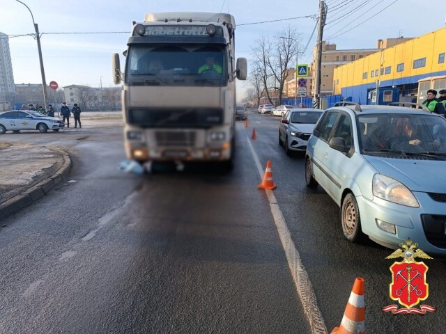 Курьер погиб под колесами грузовика на улице Грибакиных в Петербурге 