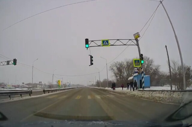 В Омске светофор упал на проезжающий автомобиль