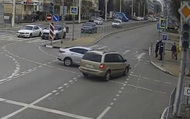 ДТП на перекрестке в Белгороде: женщина на Hyundai не уступила дорогу минивэну 