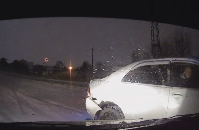 «Оставалось два дня до переобувки»: в Омске водитель не успел сменить летнюю резину на зимнюю и попал в ДТП 