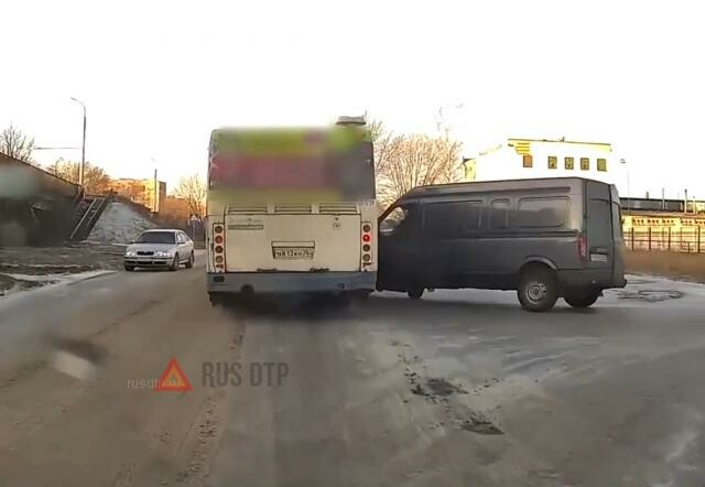 ДТП с участием автобуса в Новгороде