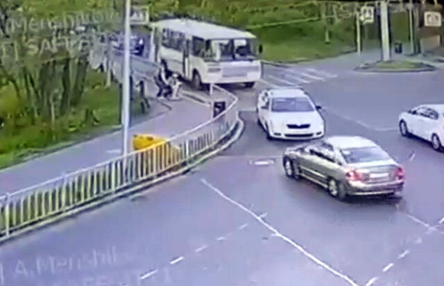В Калининграде легковой автомобиль выехал на тротуар и сбил женщину с ребенком