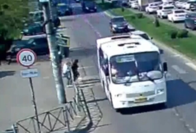 В Краснодаре светофор рухнул на находившуюся на тротуаре женщину 