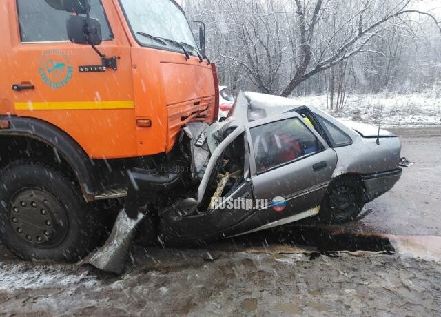 Opel лоб в лоб столкнулся с КАМАЗом под Вышним Волочком 