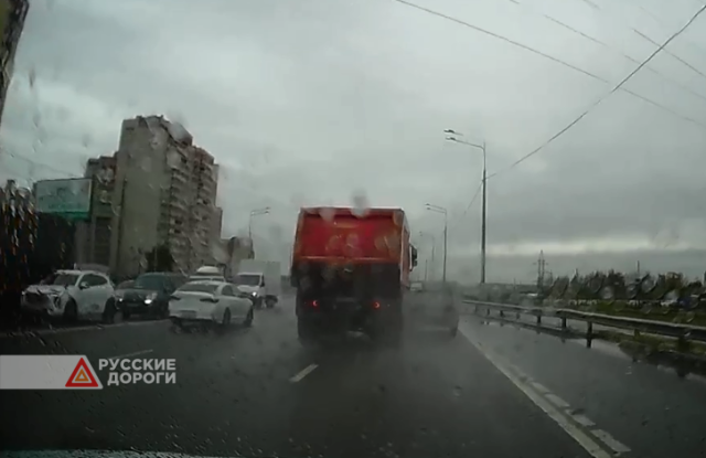 В Воронеже грузовой автомобиль зацепил легковушку