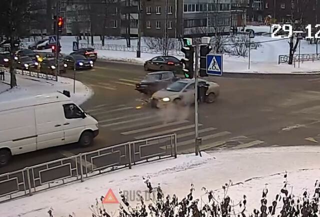 Водитель «Жигулей» не проскочил на перекрестке в Петрозаводске