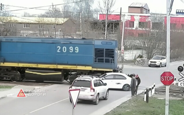 В Подмосковье автомобиль столкнулся с поездом