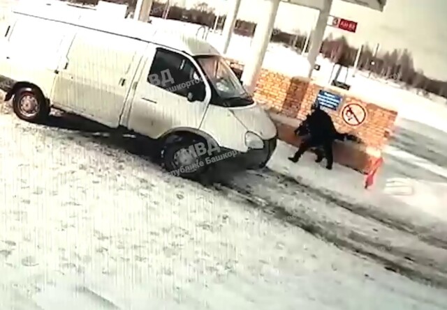 В Башкирии водитель напал на заправщика из-за медленной заправки автомобиля 