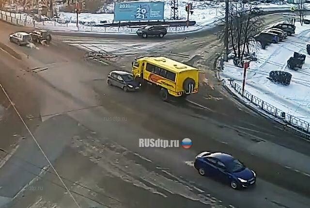 Автобус развернул легковушку на перекрестке в Ленинске-Кузнецком