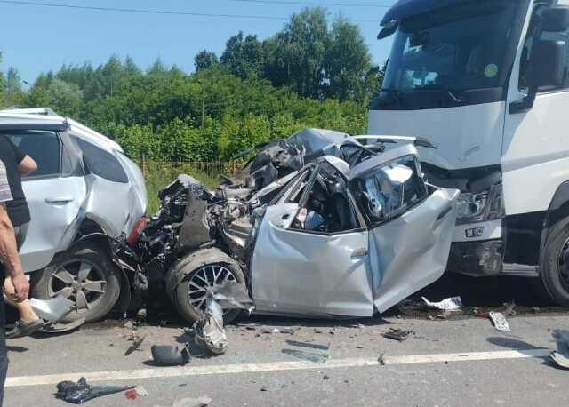 Массовая авария на трассе М-7 в Чувашии: легковой автомобиль смяло в «гармошку» 