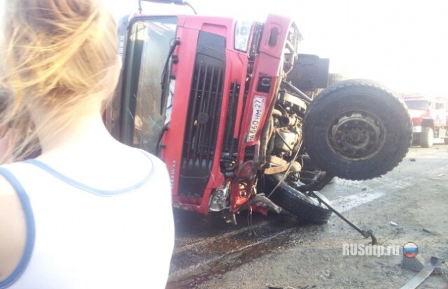 Самосвал раздавил Land Cruiser 