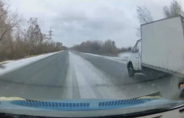 «Не удержал машину на дороге»: автомобиль опрокинулся в кювет в Омске 