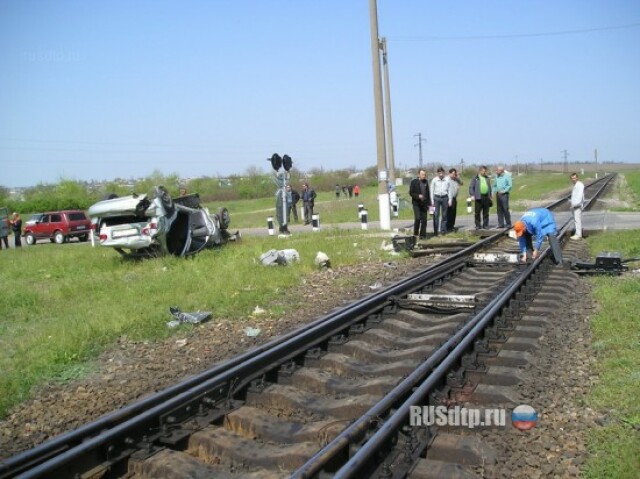 Ребенок погиб в столкновении автомобиля с поездом 