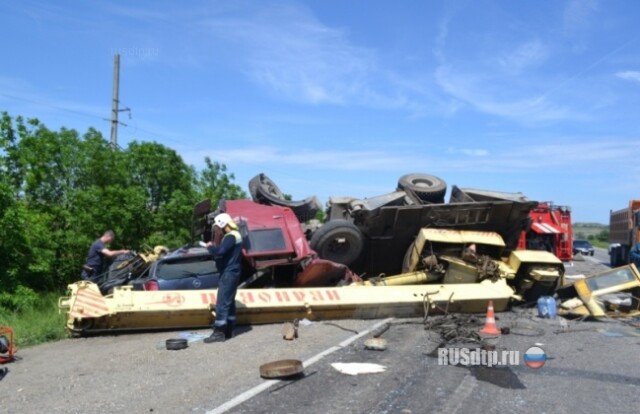 Автокран раздавил Опель в Волгоградской области 